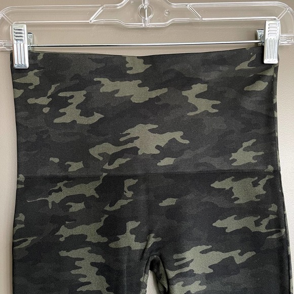 SPANX Look At Me Now Seamless Leggings Green Camo Size Medium High Rise Slimming - Picture 8 of 16